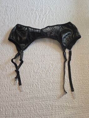 ROMWE Black Lace & Faux Leather Garter Belt L